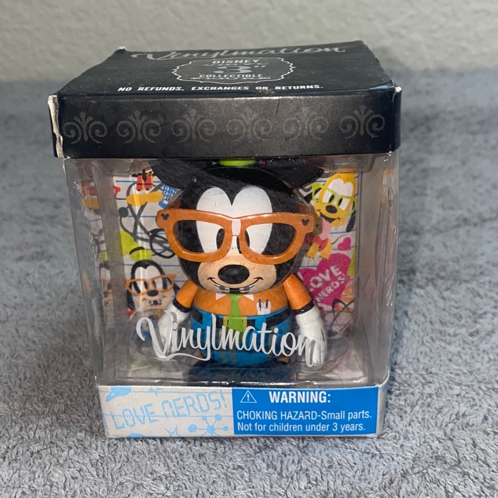 🌵 NWT Retired Disney Vinylmation Goofy from the "Nerds" series!